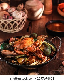 seafood dishes, namely a mixture of crab, scallops and prawns seasoned with garlic, chili, red onion, tomatoes, pepper, ginger, sliced ​​scallions and lime juice to remove the fishy smell