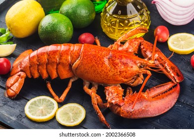 Seafood Feast，Lemon And Fresh Boston Lobster On The Ice