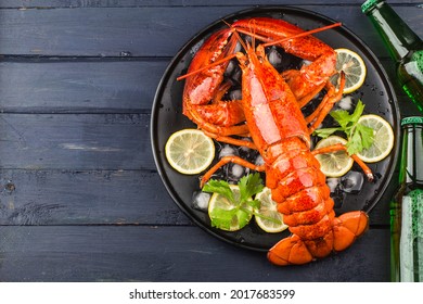 Seafood Feast，Lemon And Fresh Boston Lobster On The Ice