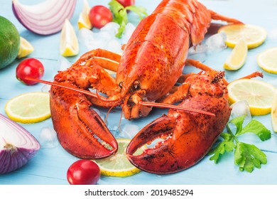 Seafood Feast，Lemon And Fresh Boston Lobster On The Ice