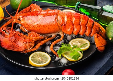 Seafood Feast，Lemon And Fresh Boston Lobster On The Ice