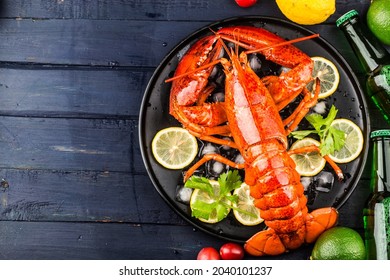 Seafood Feast，Lemon And Fresh Boston Lobster On The Ice