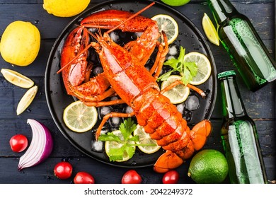 Seafood Feast，Lemon And Fresh Boston Lobster On The Ice