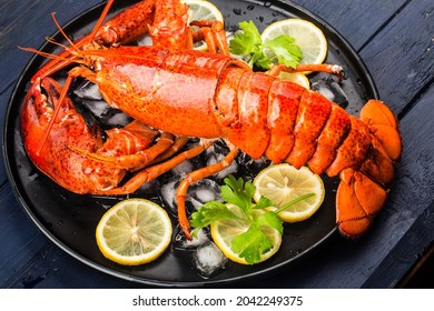 Seafood Feast，Lemon And Fresh Boston Lobster On The Ice