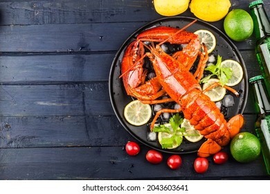 Seafood Feast，Lemon And Fresh Boston Lobster On The Ice