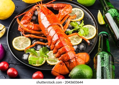 Seafood Feast，Lemon And Fresh Boston Lobster On The Ice