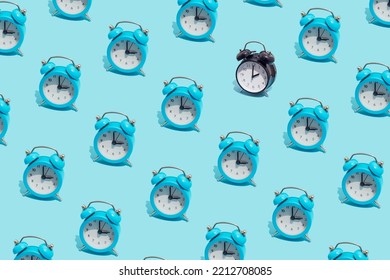 Seamless Pattern Of Blue Retro Alarm Clocks  Show 3 O'clock And One Black Shows 2. Changing Clock From Summer Time To Winter Time. Shifting The Clock Hands Back In Autumn.