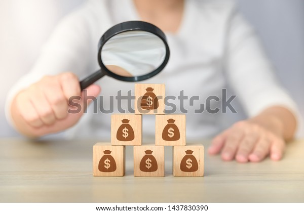 Buscar Dinero Mano Con Lupa Investigando Foto De Stock Editar Ahora