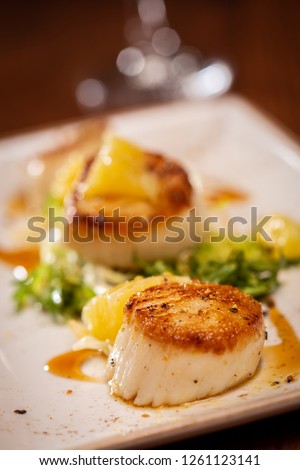 Seared scallops app