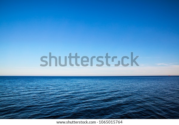 海の水平線とほとんど透明な深い青い空 背景に海岸 の写真素材 今すぐ編集