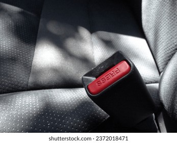 Seat belt receptacle in a 2011 Honda CR-V