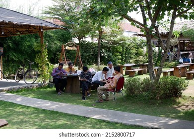 41,406 Restaurant Seating Outdoors Stock Photos, Images & Photography ...