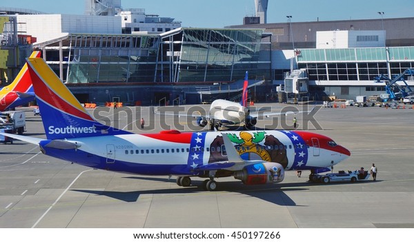SEATTLE, WA -27 JUNE\
2016- A Boeing 737-300 airplane from Southwest Airlines (WN)\
painted in a special Missouri One livery colors with the motto\
United We Stand Divided We\
Fail.