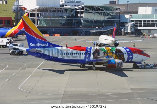 SEATTLE, WA -27 JUNE
2016- A Boeing 737-300 airplane from Southwest Airlines (WN)
painted in a special Missouri One livery colors with the motto
United We Stand Divided We
Fail.