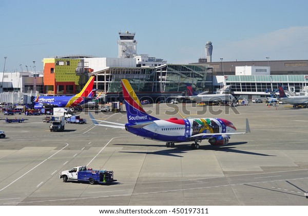 SEATTLE, WA -27 JUNE\
2016- A Boeing 737-300 airplane from Southwest Airlines (WN)\
painted in a special Missouri One livery colors with the motto\
United We Stand Divided We\
Fail.