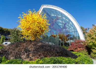 Seattle, WA - USA -Sept. 24, 2021: Horizontal View Of Chihuly Garden And Glass. An Art Museum And Sculpture Garden Showcasing Dale Chihuly's Large, Colorful Glass Works.
