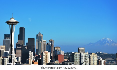 Seattle,the Space Needle And Mt. Rainier On Beautiful Summer Day.