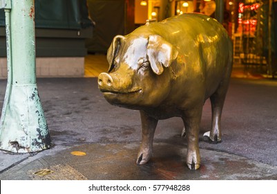 Seattle,Washington,usa. 02/06/17: Cute Bronze Pig Landmark At Pike Place Market.