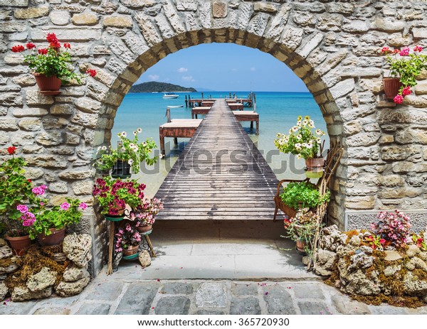 イタリアの花と石のアーチを通る海景色 の写真素材 今すぐ編集