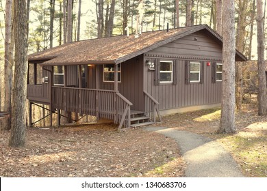 Bilder Stockfoton Och Vektorer Med Scary Cabin Woods Shutterstock