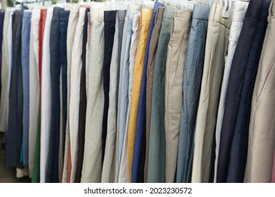 
Second hand clothes and pants with quality brands imported from abroad are sold on the roadside at low prices. The clothes and pants are still in good condition and still fit to wear.
