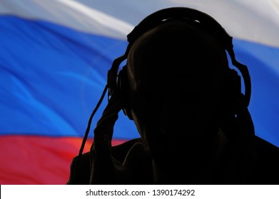 GehGehGehGeheimagent-Überhörgespräch, russischer Spion und Ausscout, russische Flagge, Agent Silhouette
