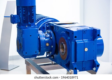 Sectional view of bevel gearboxes, helical gearboxes and motor gearboxes.