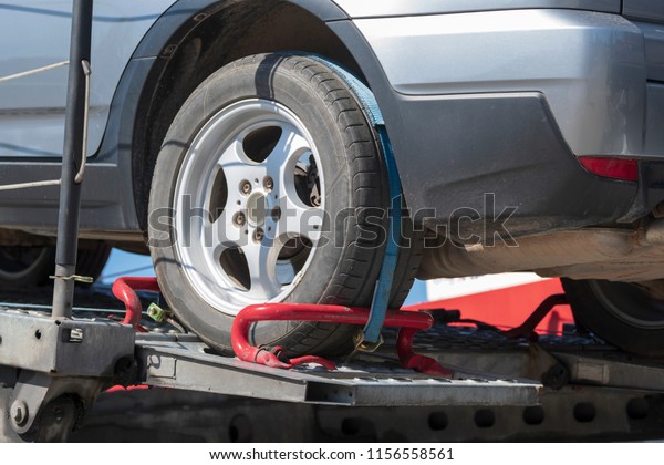 Securing the load of a car\
transporter