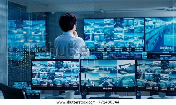 Security Control Room Officer Monitors Multiple Stockfoto