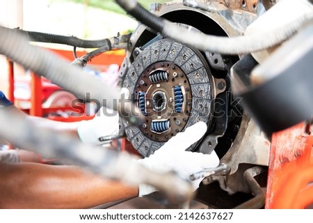 See details of clean old tractor clutch parts. Automobile clutch disc details, spare parts for repair, maintenance, tractor clutch disc, truck clutch disc. auto parts details