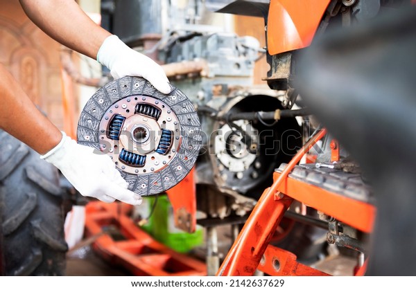 See details of\
clean old tractor clutch parts. Automobile clutch disc details,\
spare parts for repair, maintenance, tractor clutch disc, truck\
clutch disc. auto parts\
details