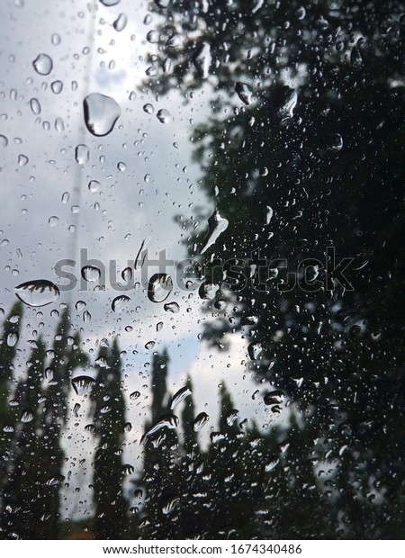 see rain in a\
car