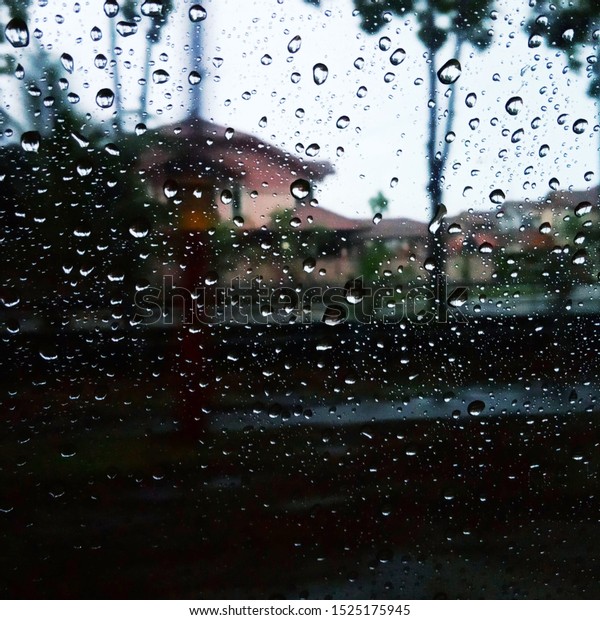 See raindrop from the\
window\'s car