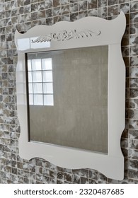 see the reflection of the mirror