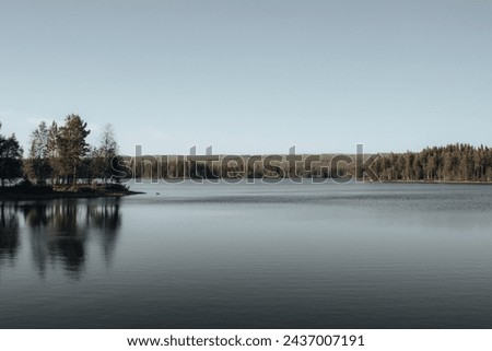 Wunderschöner See am Vildmarksvägen in Schwedens Wildnis. Der See im nördlichen Schweden ist mit seiner Ruhe und Abgeschiedenheit ein Traum für Urlauber mit dem Wohnmobil oder Camper.
