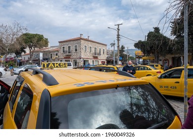 Seferihisar, Izmir, Turkey - 03.09.2021: Turkish Taxicab Stand And A Lot Of Waiting Taxi Cars And A Costumer With Mask Waiting