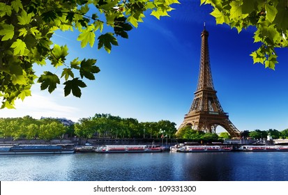 Seine in Parijs met Eiffeltoren in zonsopgangtijd: stockfoto