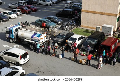 Selangor, Malaysia - 1 September 2021:  Flat Residents Picking Up Water From Water Tanker  Prepared By Air Selangor During Water Disruption.