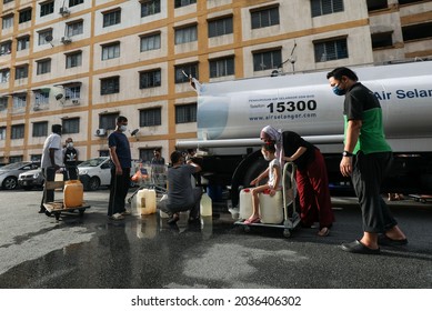 Selangor, Malaysia - 1 September 2021:  Flat Residents Picking Up Water From Water Tanker  Prepared By Air Selangor During Water Disruption.