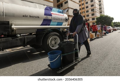 Selangor, Malaysia - 1 September 2021:  Flat Residents Picking Up Water From Water Tanker  Prepared By Air Selangor During Water Disruption.