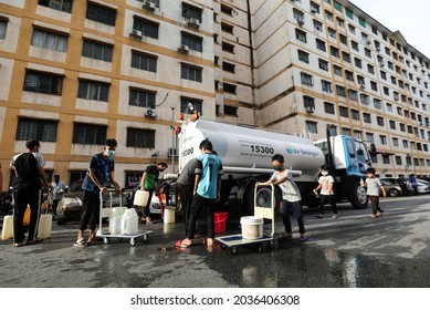 Selangor, Malaysia - 1 September 2021:  Flat Residents Picking Up Water From Water Tanker  Prepared By Air Selangor During Water Disruption.