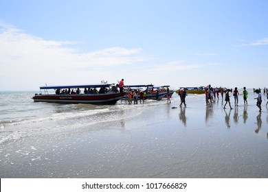 Selangor, Malaysia - 4 FEBRUARY 2018 : Boats And Tourists At Sky Mirror, A Famous Tourism Spot In Kuala Selangor Which The Beach Only Appeared During, Four Days Before And After Full Moon Phase.