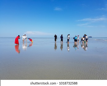 Selangor, Malaysia -4 FEBRUARY 2018 :The Tourists At Kuala Selangor Sky Mirror, The Beach Which Only Visible When The Sea Water Level Low During Full Moon Phase And Four Days Before And After The Day.