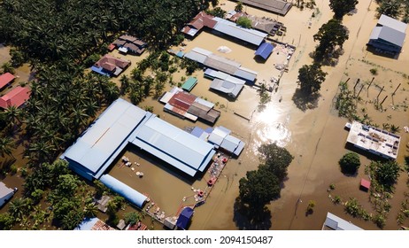 SELANGOR, MALAYSIA - DECEMBER 18th, 2021 : AERIAL VIEW OF MALAYSIA BIGGEST FLOOD COVERING MAJOR AREA IN SELANGOR AND KLANG VALLEY. CONJUNCTION WITH THE RAY TYPHOON RAY THAT HIT PHILIPPINES