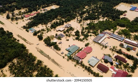 SELANGOR, MALAYSIA - DECEMBER 18th, 2021 : AERIAL VIEW OF MALAYSIA BIGGEST FLOOD COVERING MAJOR AREA IN SELANGOR AND KLANG VALLEY. CONJUNCTION WITH THE RAY TYPHOON RAY THAT HIT PHILIPPINES