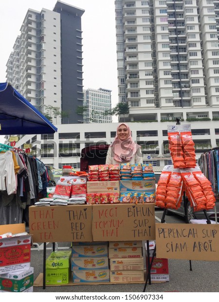 SELANGOR, MALAYSIA, MAY 3 2019: Car boot sales. The\
atmosphere at the car boot sale runs every weekend, Saturday and\
Sunday. Various types of sales are traded whether or not the goods\
are used.