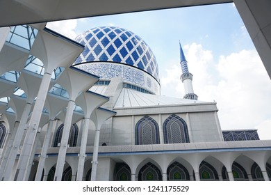 162 Shah alam mosque corridor Stock Photos, Images & Photography ...