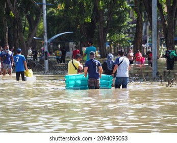 selangor.malaysia.21.12.2021. All agencies are taking swift action and work more aggressively to assist flood victims in Taman Sri Muda. taman Sri Muda was one of the areas worst hit by floods.