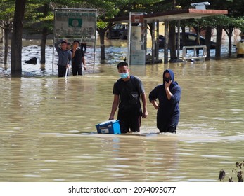 selangor.malaysia.21.12.2021. All agencies are taking swift action and work more aggressively to assist flood victims in Taman Sri Muda. taman Sri Muda was one of the areas worst hit by floods.