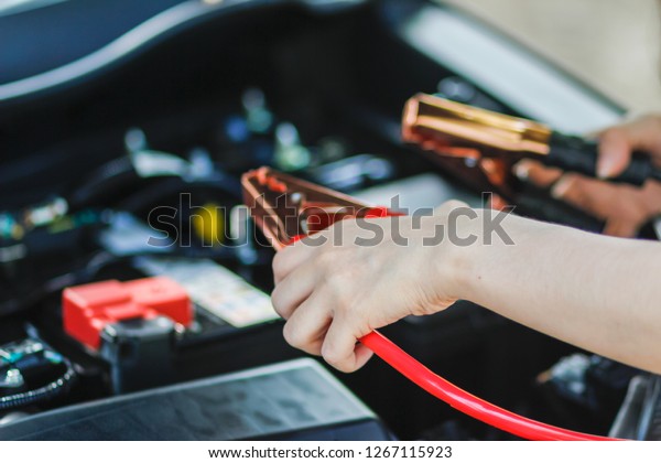 select Focus,The young woman was disappointed that\
the car had to come to waste during the trip and hold the battery\
to activate the battery in her hand to activate the car battery to\
start again.